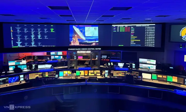 Trung tâm vận hành hệ thống ăng-ten vô tuyến toàn cầu của NASA trong Mạng lưới Không gian Sâu (Deep Space Network - DSN), tại trụ sở NASA JPL, tháng 9/2026. Ảnh: Lưu Quý