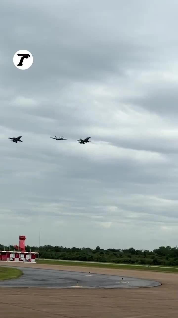 Chiếc máy bay TBM 930 của Thủ tướng Thái Lan được các tiêm kích F-16 hộ tống. Video: X/@ThaiEnquirer