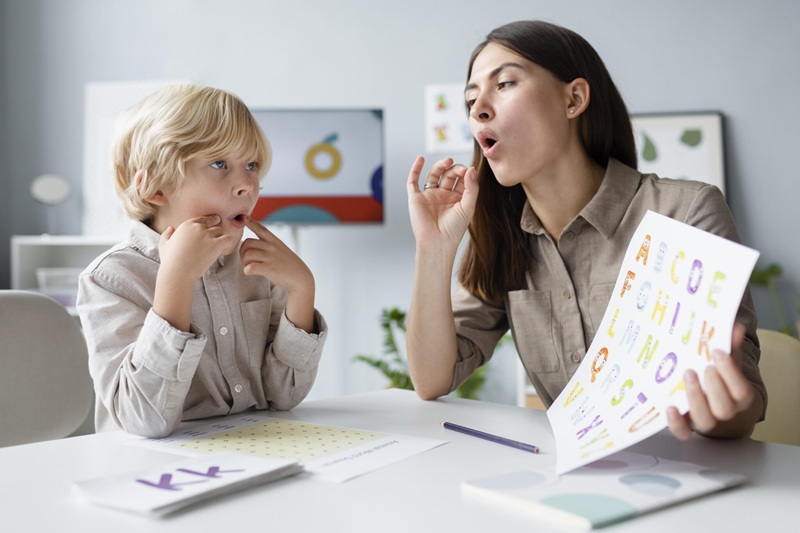 Học ngoại ngữ hiệu quả đòi hỏi phải tiếp xúc lâu dài với âm thanh của ngôn ngữ đó - Ảnh: INSIGHTS PSYCHOLOGY