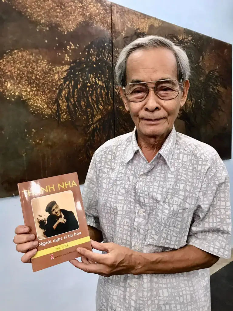 Đạo diễn Thanh Hạp với ấn phẩm do ông thực hiện về tác giả Thanh Nha - Ảnh: THANH HIỆP