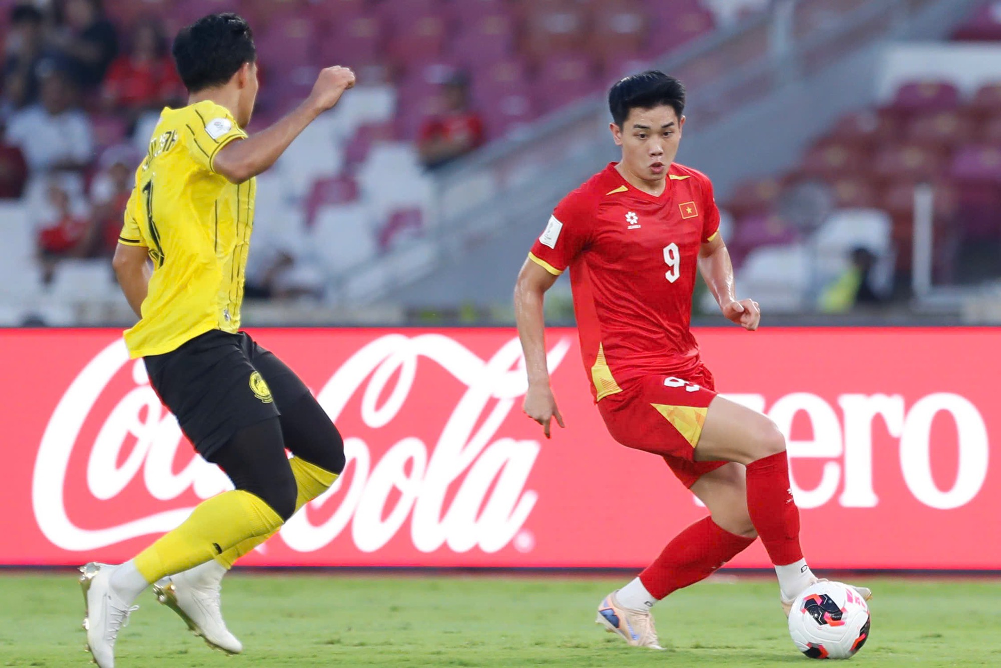 Đình Bắc thi đấu trận gặp Malaysia tại FIFA ASEAN Cup
