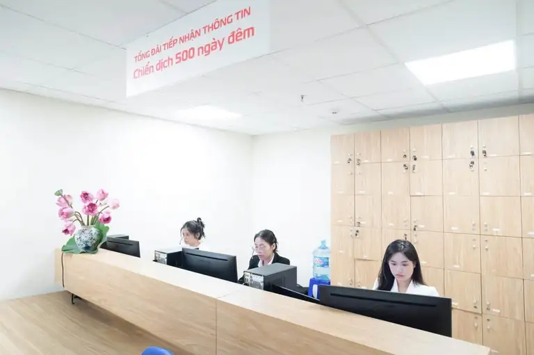 Tổng đài tiếp nhận thông tin của "Chiến dịch 500 ngày đêm" hoạt động hết công suất trong hơn 1 tháng qua