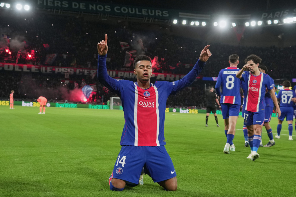 Desire Doue ăn mừng sau khi ghi bàn mở tỷ số cho PSG trong trận gặp Barca ở vòng phân hạng Champions League tại sân Parc des Princes, Paris, Pháp, ngày 20/10/2026. Ảnh: AP