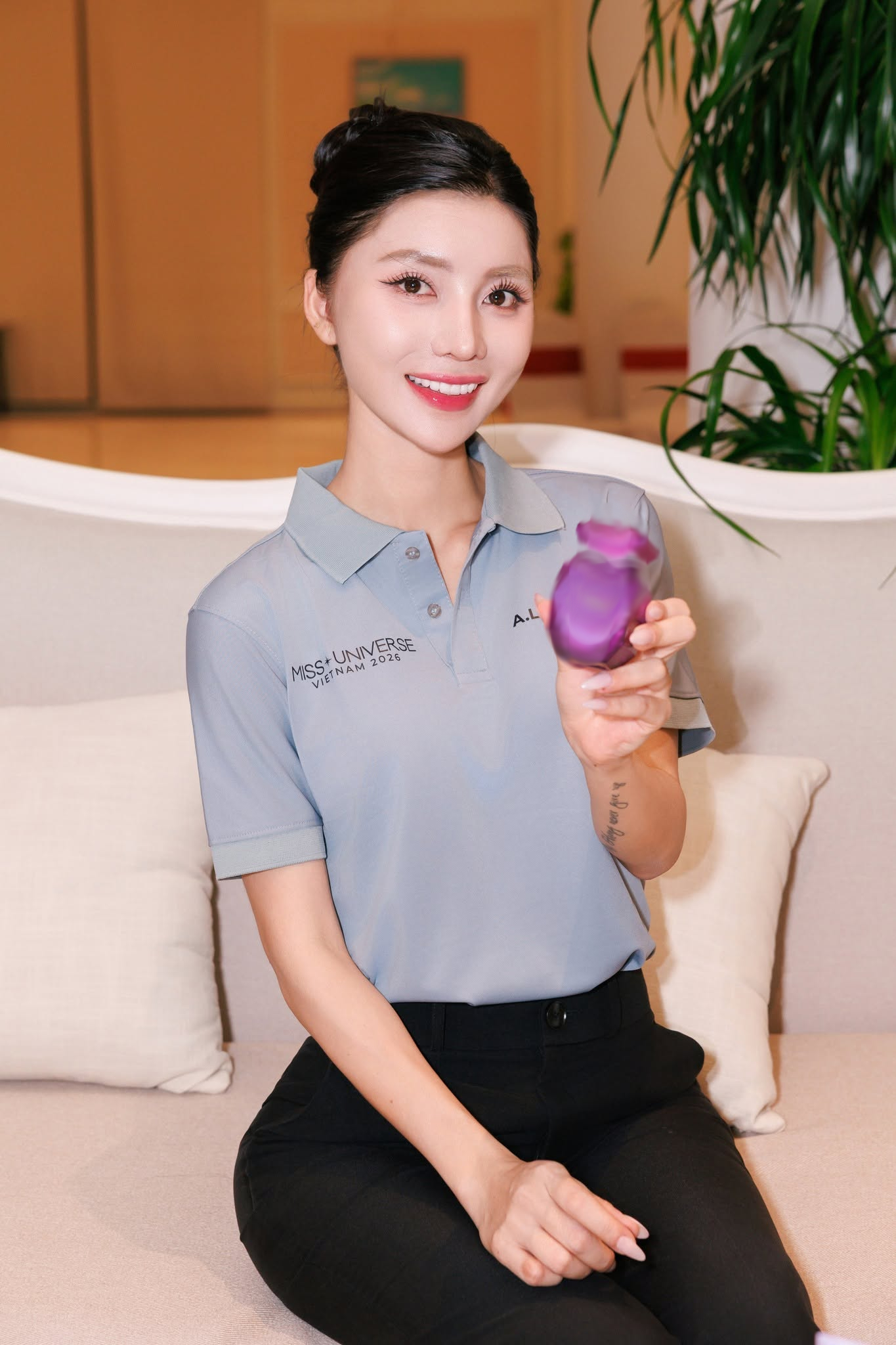 Sự tương đồng về màu sắc, kiểu dáng khiến trang phục của dàn thí sinh được ví von với đồng phục công nhân giờ tan ca - Ảnh: BTC