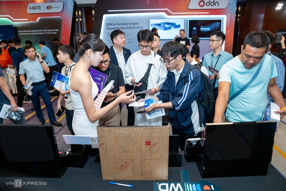 Người tham dự trải nghiệm các công nghệ tại khu trưng bày bên ngoài sảnh sự kiện. Ảnh: Tùng Đinh