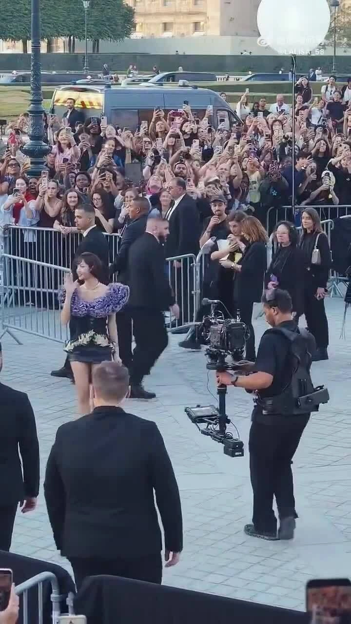 Fan chào đón Lisa. Video: Weibo/Lalisa_58