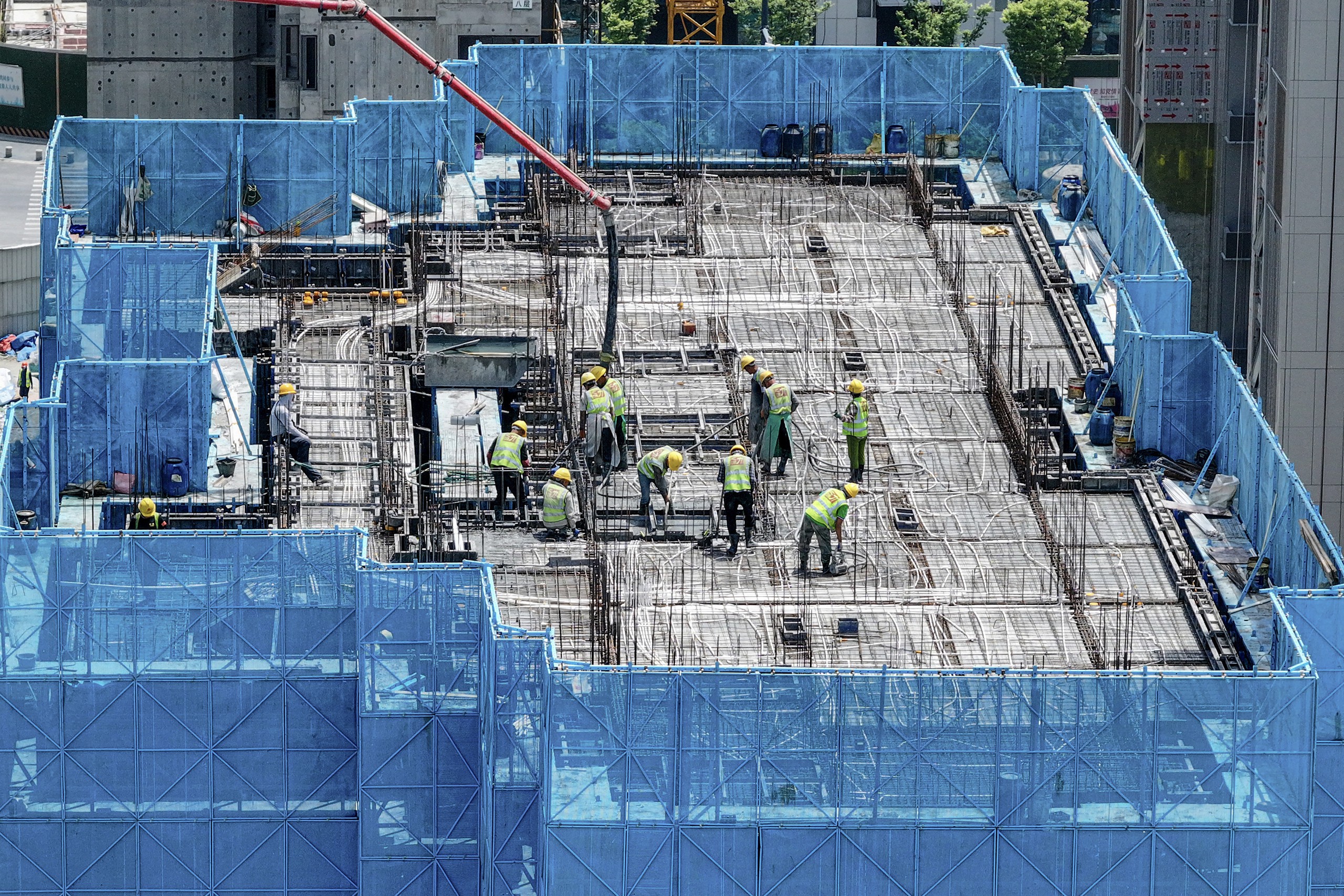 Công trường tòa chung cư ở Nam Kinh, tỉnh Giang Tô, Trung Quốc vào tháng 5-2025 - Ảnh: AFP