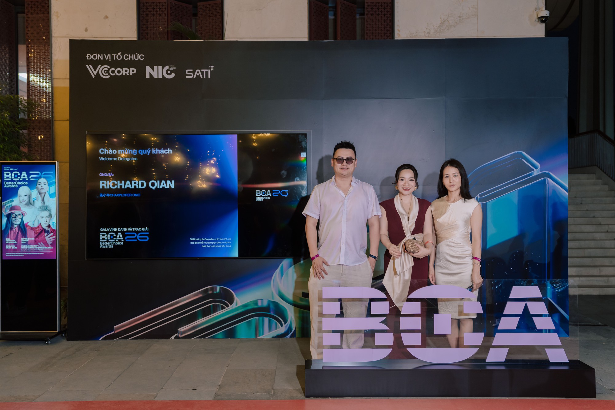 Ông Tiền Bình Phi (trái) - giám đốc marketing của ChaXplorer, người truyền thừa di sản văn hóa trà Long Tỉnh Tây Hồ Trung Quốc.