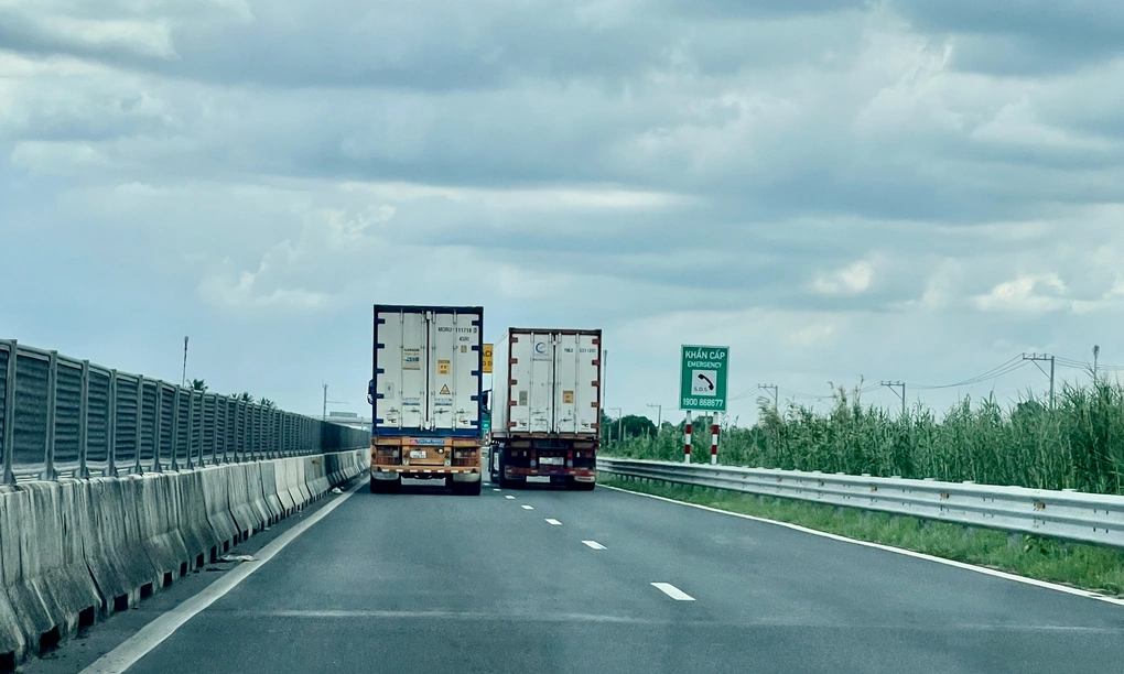 Nếu không thể quan sát rõ phần đường phía trước do bị xe trước che khuất, tài xế nên nới khoảng cách. Ảnh: Hồ Tân