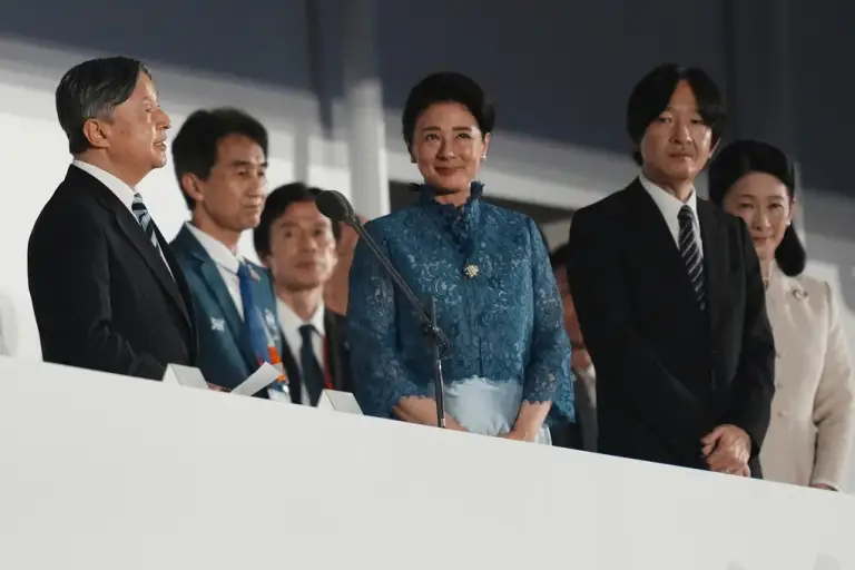 Nhật hoàng Naruhito (trái) chính thức tuyên bố khai mạc ASIAD, trong khi Hoàng hậu Masako, Thái tử Akishino và Công nương Kiko (phải) theo dõi tại lễ khai mạc ở Nagoya, Nhật Bản, ngày 19/9/2026. Ảnh: AP