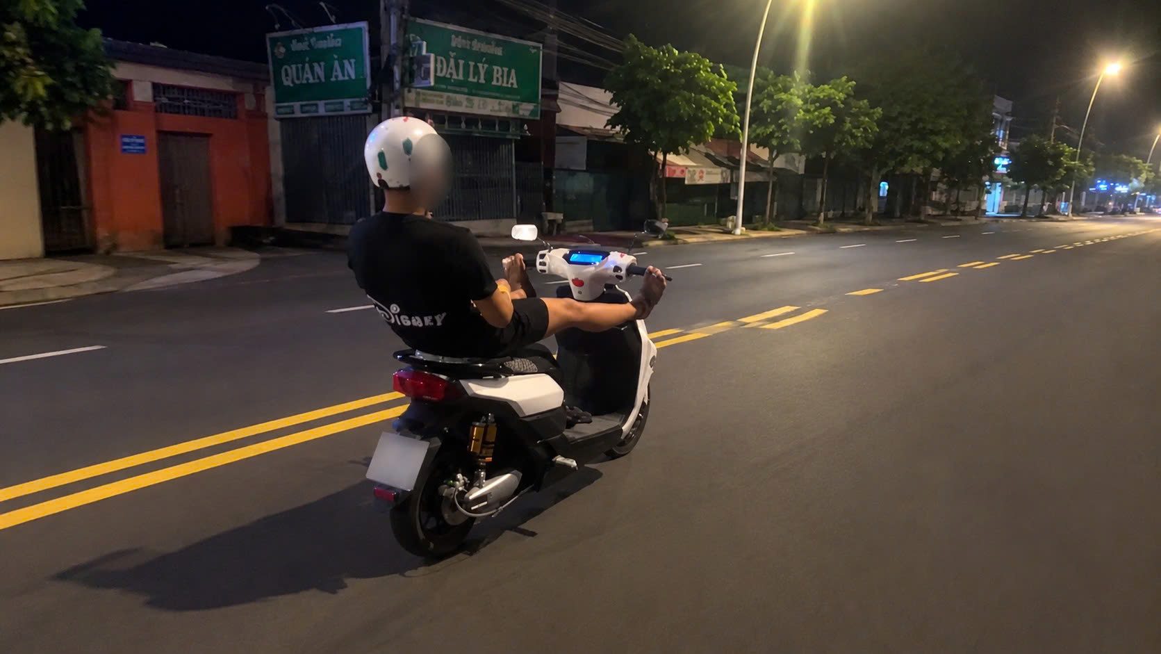 Học sinh lớp 9 lái xe máy điện bằng chân