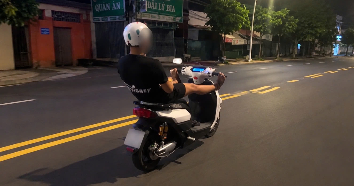 Học sinh lớp 9 ở TP.HCM dùng chân lái xe máy điện: CSGT tịch thu xe