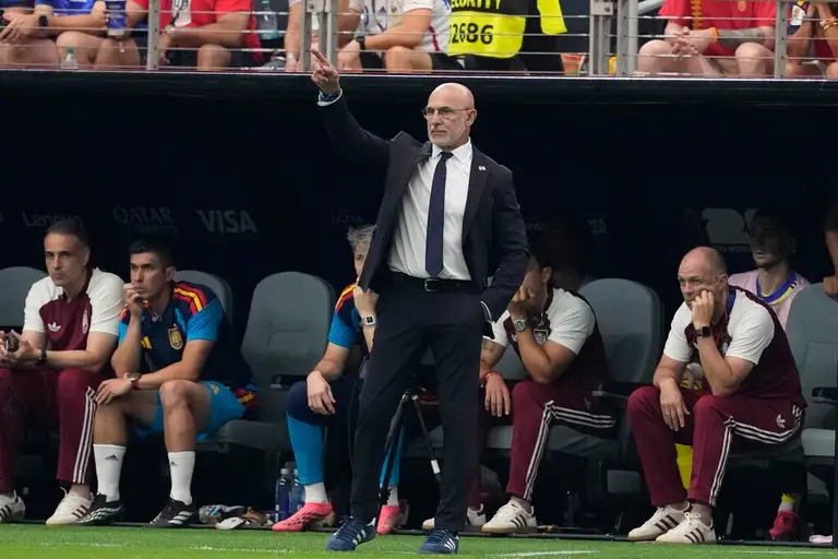 HLV Luis de la Fuente chỉ đạo các cầu thủ Tây Ban Nha trong trận bán kết World Cup 2026 gặp Pháp trên sân AT&T ở Arlington, bang Texas, Mỹ, ngày 14/7/2026. Ảnh: AP