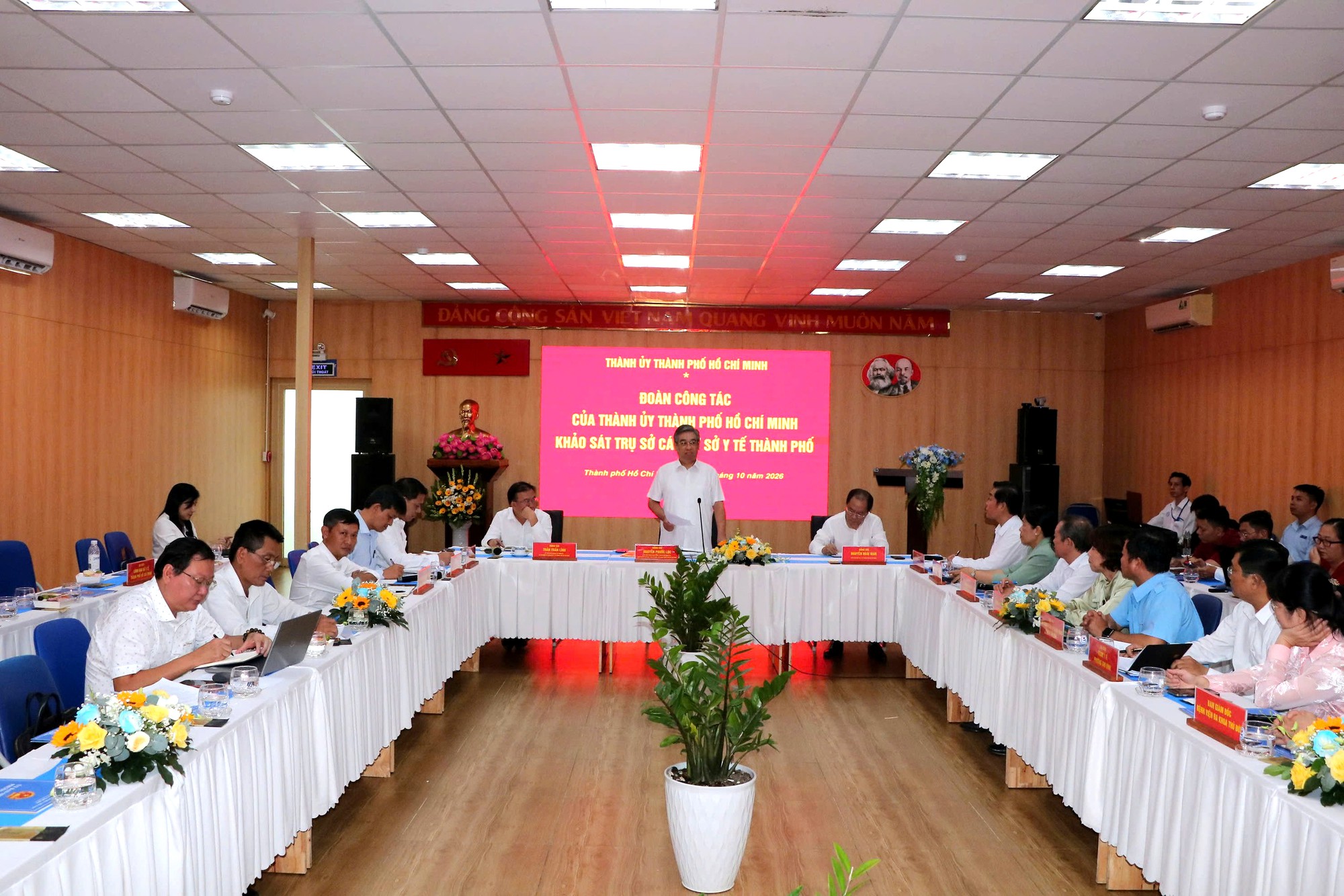 Ủy viên Trung ương Đảng, Phó bí thư Thành ủy TP.HCM, Chủ tịch Ủy ban MTTQ Việt Nam TP.HCM Nguyễn Phước Lộc phát biểu tại buổi khảo sát trụ sở các cơ sở y tế trên địa bàn TP.HCM - Ảnh: THU HIẾN