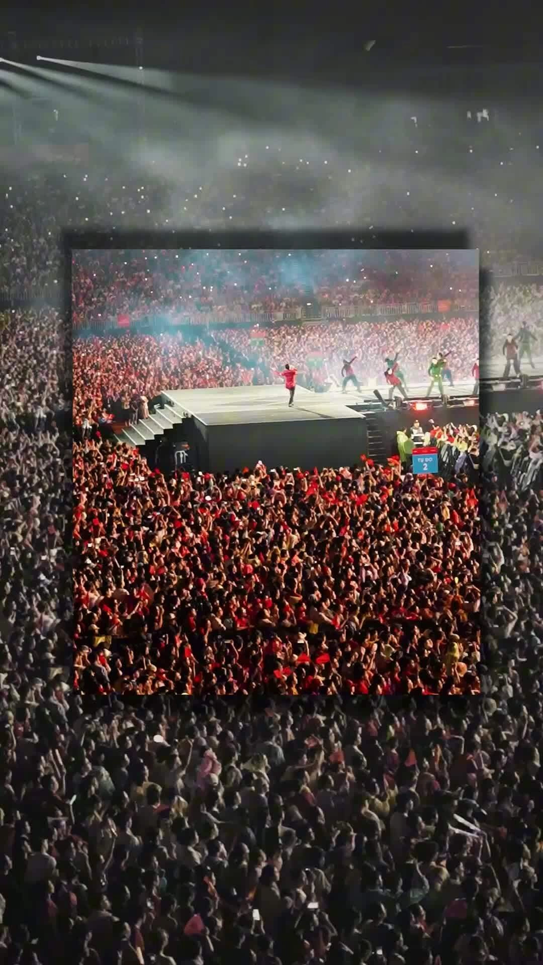 Hơn 50.000 khán giả, trong đó phần đông là người trẻ, tham dự "Concert Tổ quốc trong tim", do Báo Nhân Dân và UBND TP HCM tổ chức hồi tháng 8. Video: Trịnh Hoàng