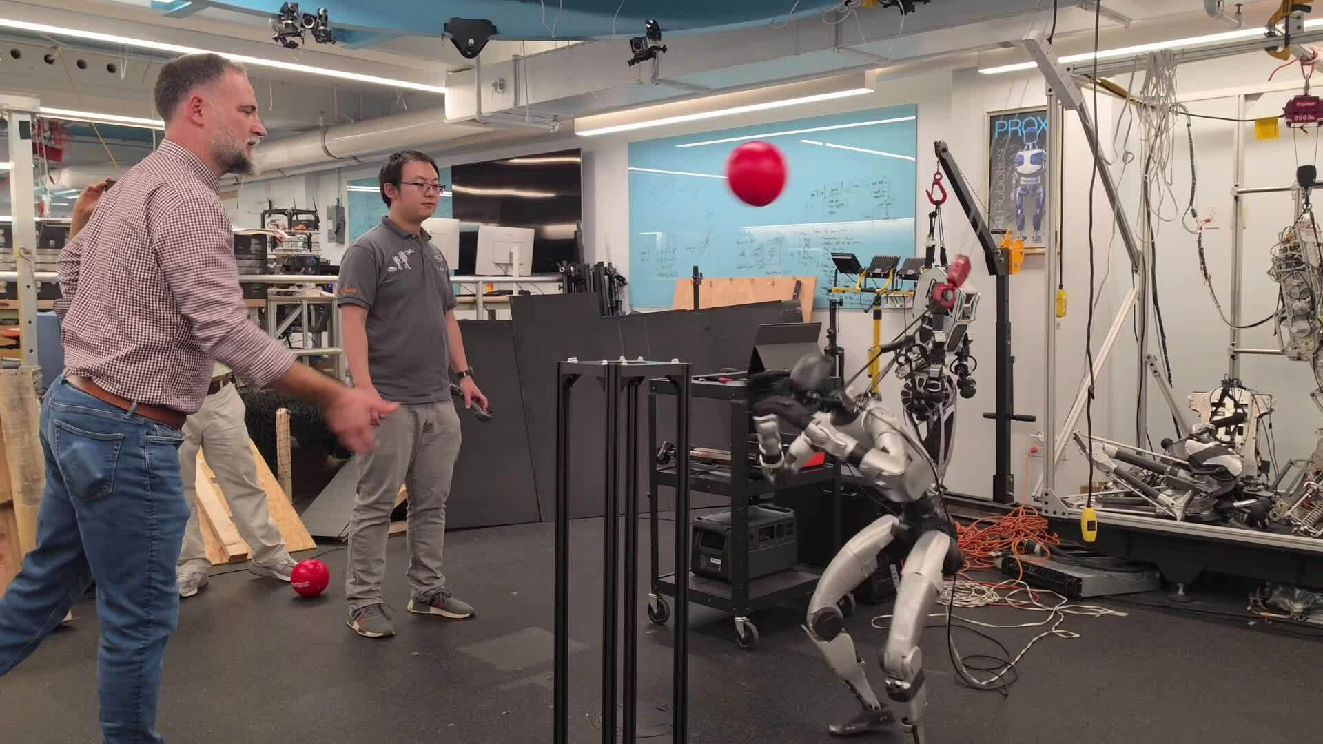 Giáo sư Aaron Ames trình diễn tính năng né vật thể của robot. Video: Lưu Quý