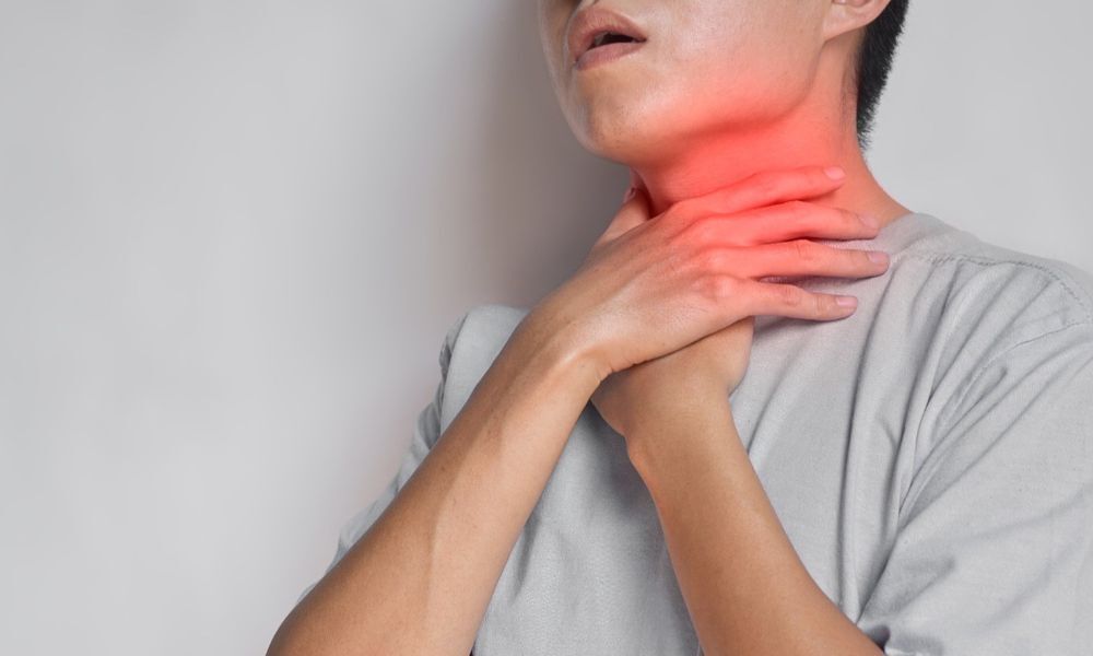Trong một số trường hợp, đau họng kéo dài là dấu hiệu cảnh báo bệnh lý nghiêm trọng cần được kiểm tra - Ảnh: AI