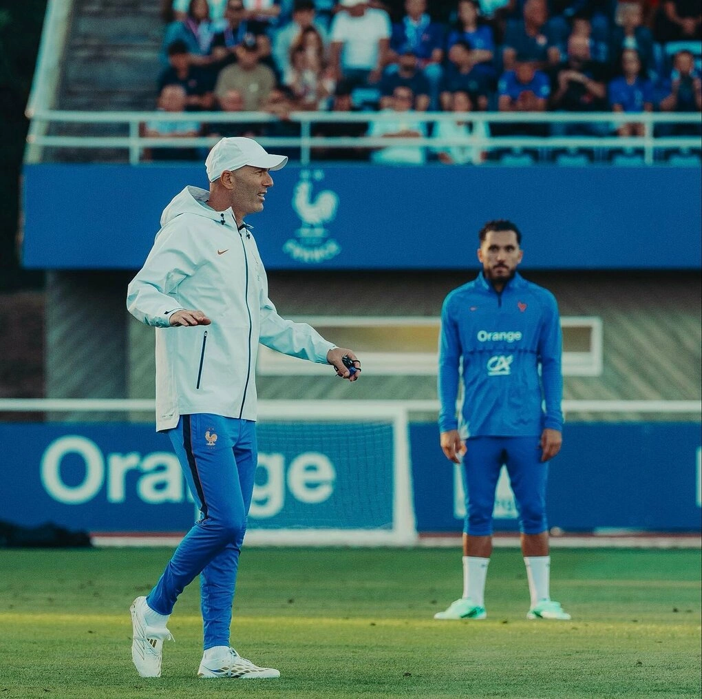 Zidane trong một buổi tập mở cùng tuyển Pháp tại trung tâm huấn luyện Clairefontaine ngày 23/9. Ảnh: FFF