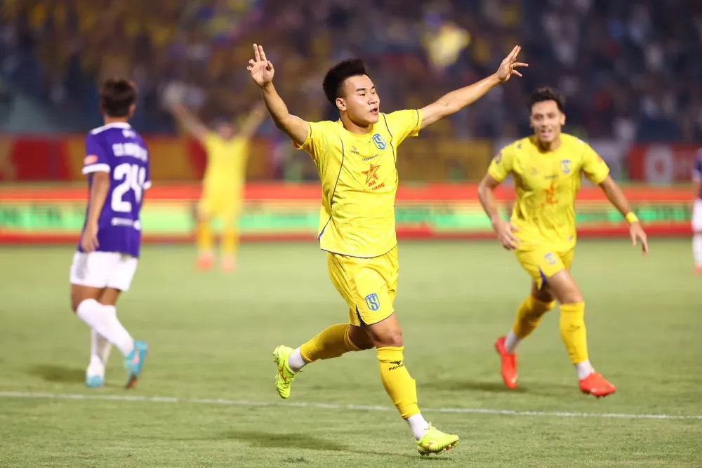 Tiền vệ Nguyễn Quang Vinh (Sông Lam Nghệ An) ăn mừng cú đúp vào lưới Hà Nội - Ảnh: MINH HOÀNG