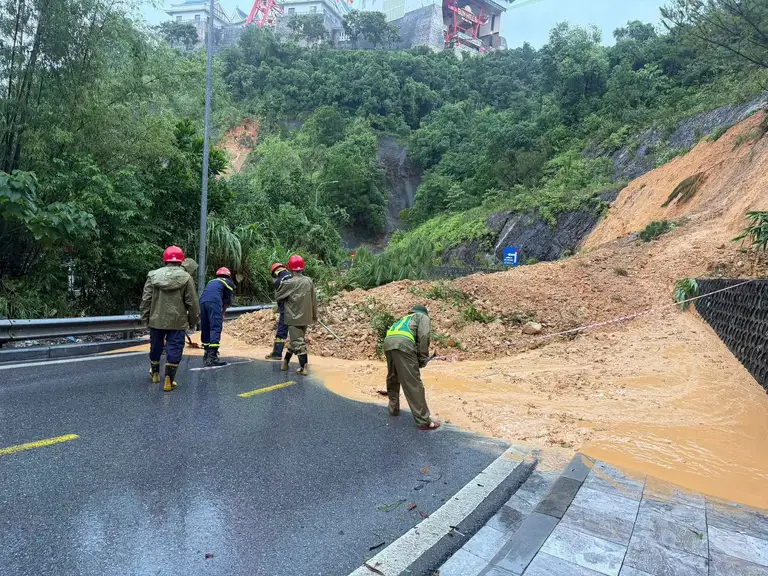 Đường Đặng Bá Hát đoạn qua P.Hồng Gai bị sạt lở, tê liệt hoàn toàn