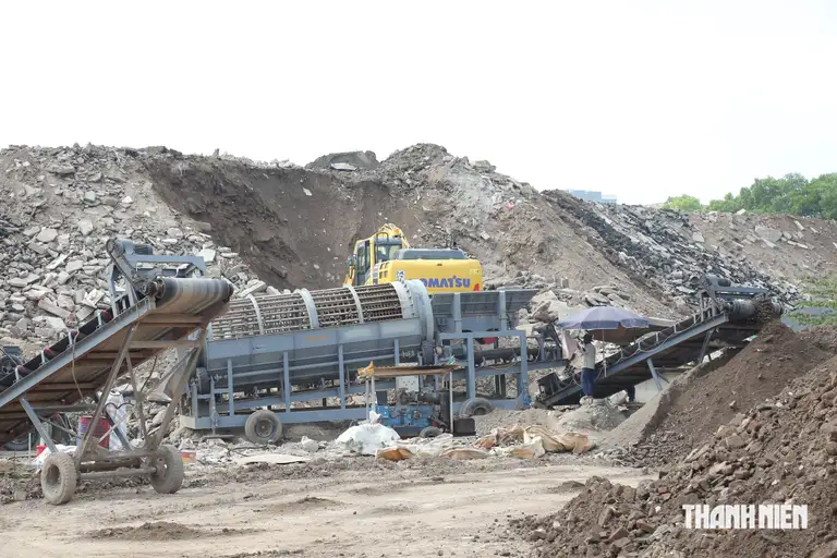Công ty cổ phần Dịch vụ sản xuất Toàn Cầu phân loại, nghiền biến rác thải xây dựng thành vật liệu san lấp