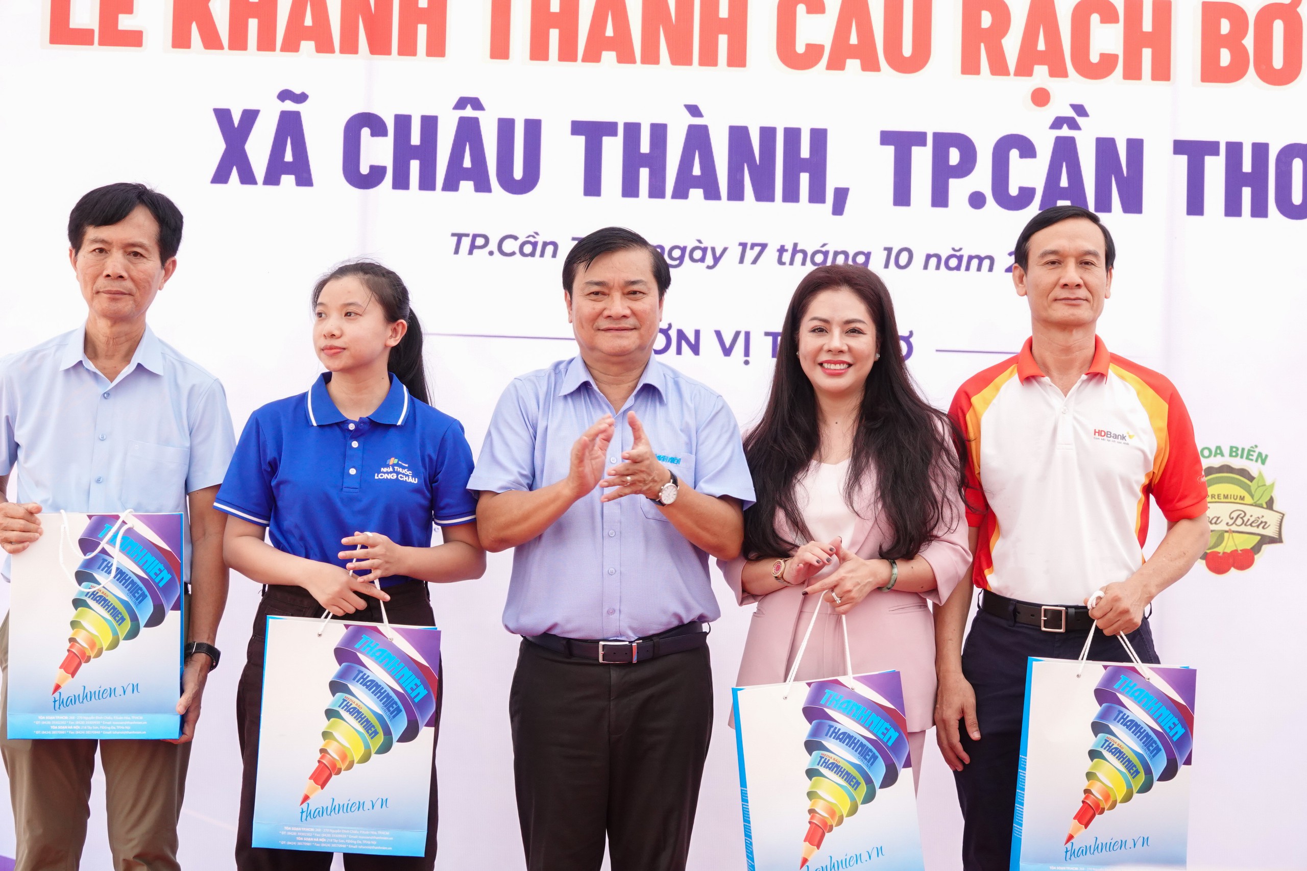 Tổng biên tập Báo Thanh Niên Nguyễn Ngọc Toàn tặng quà cảm ơn các đơn vị tài trợ