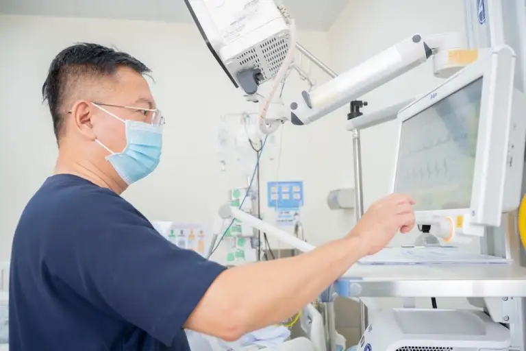 Bác sĩ Tiễn điều trị cho bệnh nhân 15 tuổi. Ảnh: Bệnh viện cung cấp