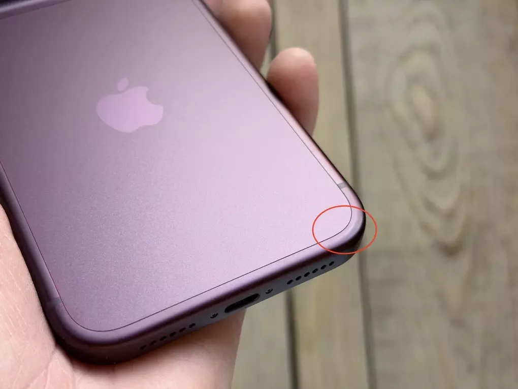 iPhone 18 Pro Max đỏ burgundy bị phai màu sơn ở góc máy. Ảnh: Letem světem Applem