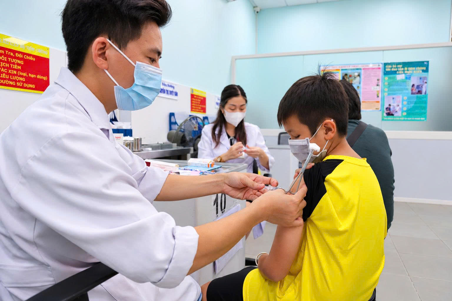 Phụ huynh tuyệt đối không chủ quan trước dấu hiệu cảnh báo bệnh và không tự mua thuốc điều trị cho trẻ. Ảnh: P.Thương.