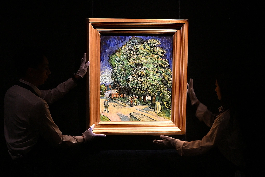 Bức tranh "Chestnut Trees in Blossom" (1890) của Van Gogh có kích thước 70 x 58 cm. Ảnh: AFP