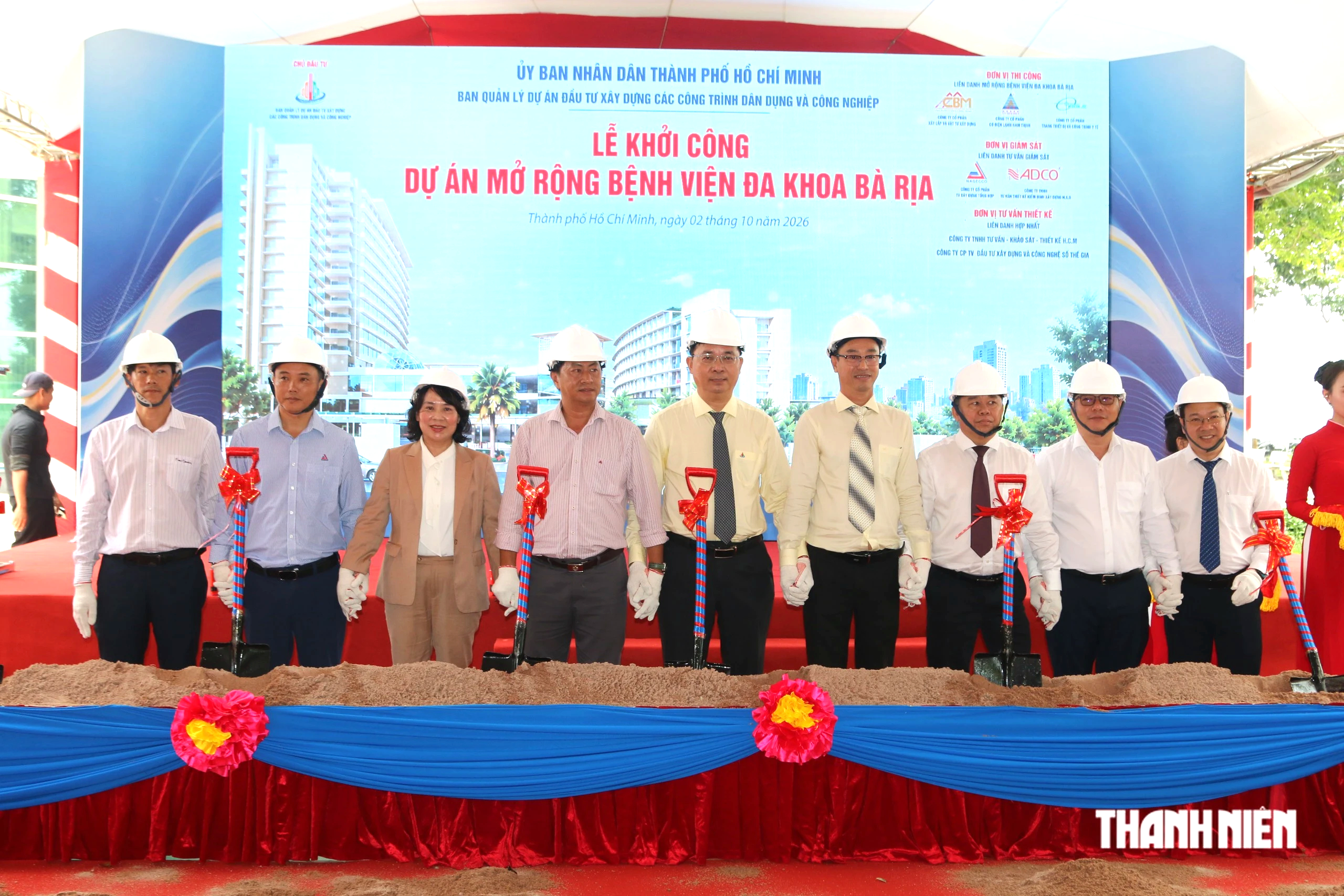 Các đại biểu thực hiện lễ động thổ dự án mở rộng Bệnh viện đa khoa Bà Rịa