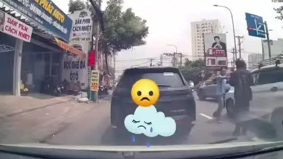 Tình huống tương tự khi tài xế cố tình bỏ chạy sau khi mở cửa gây tai nạn, tại đường Xô Viết Nghệ Tĩnh, TP HCM, hôm 14/3. Video: CTV