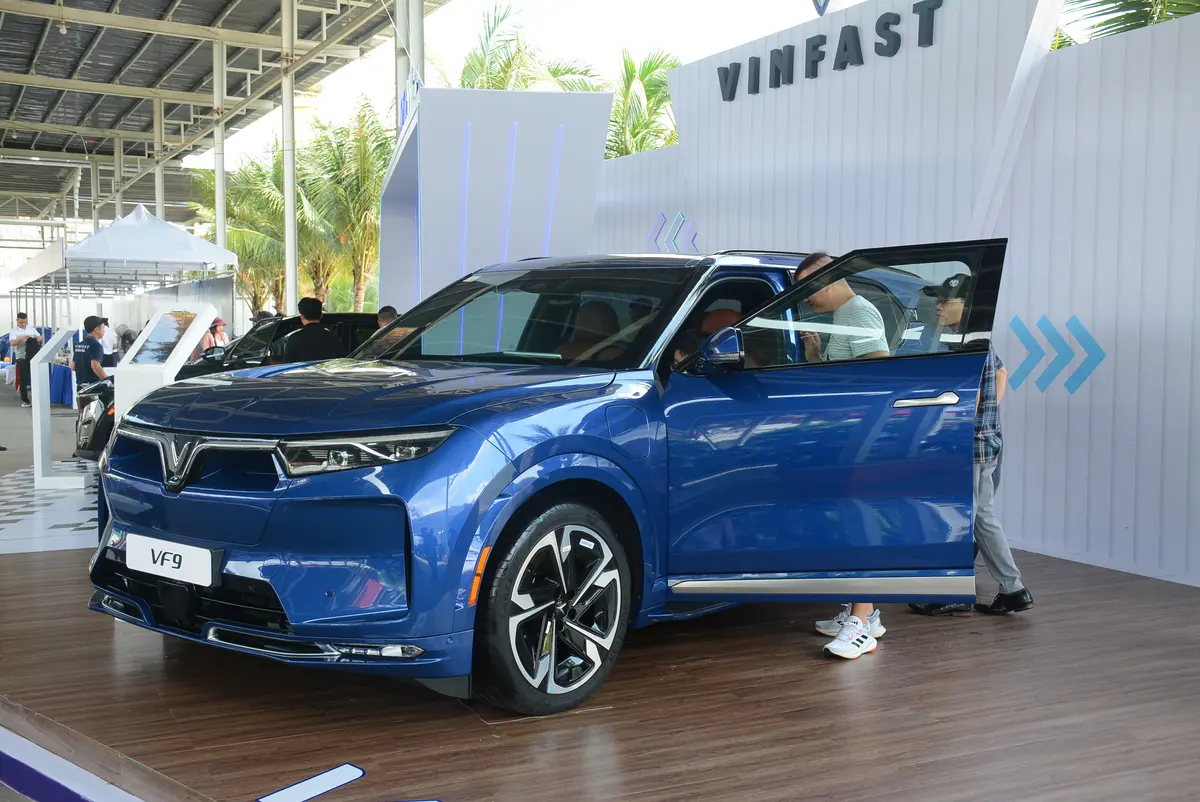 Mức giảm cao nhất lên tới 151 - 170 triệu đồng được VinFast áp dụng với hai phiên bản của VF 9, đưa giá niêm yết mẫu SUV này về mức 1,348 - 1,529 tỉ đồng