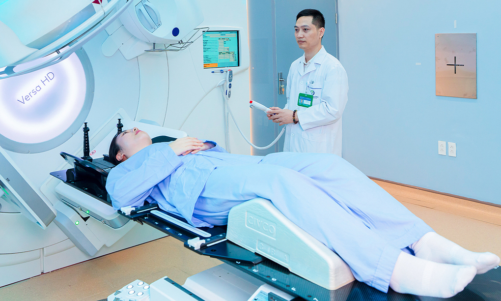 Bác sĩ thao tác trên máy xạ trị ung thư. Ảnh: Bệnh viên cung cấp