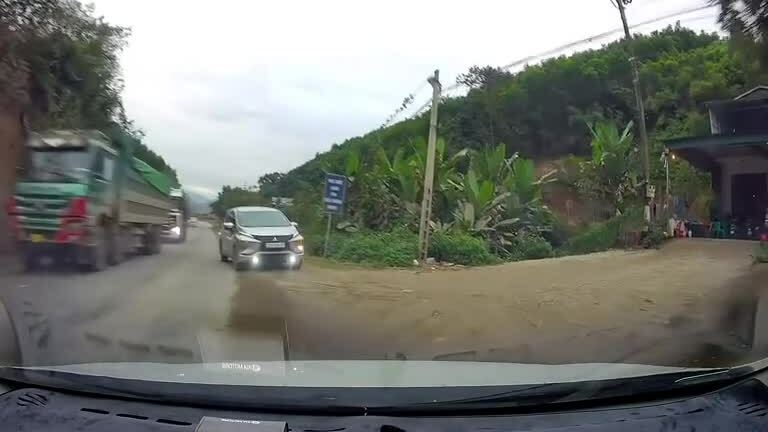 Tình huống tương tự, xe lấn làn vượt ẩu phóng như bay, đâm thẳng vào đầu xe đi đúng chiều, hôm 5/1 tại Tuyên Quang. Video: CTV