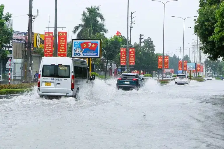 Nhiều tuyền phố ngập sâu khiến các phương tiện di chuyển khó khăn. Ảnh: L.T.N
