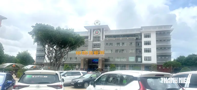 Xe các tỉnh, thành đưa người dân về Bệnh viện Quân y 121