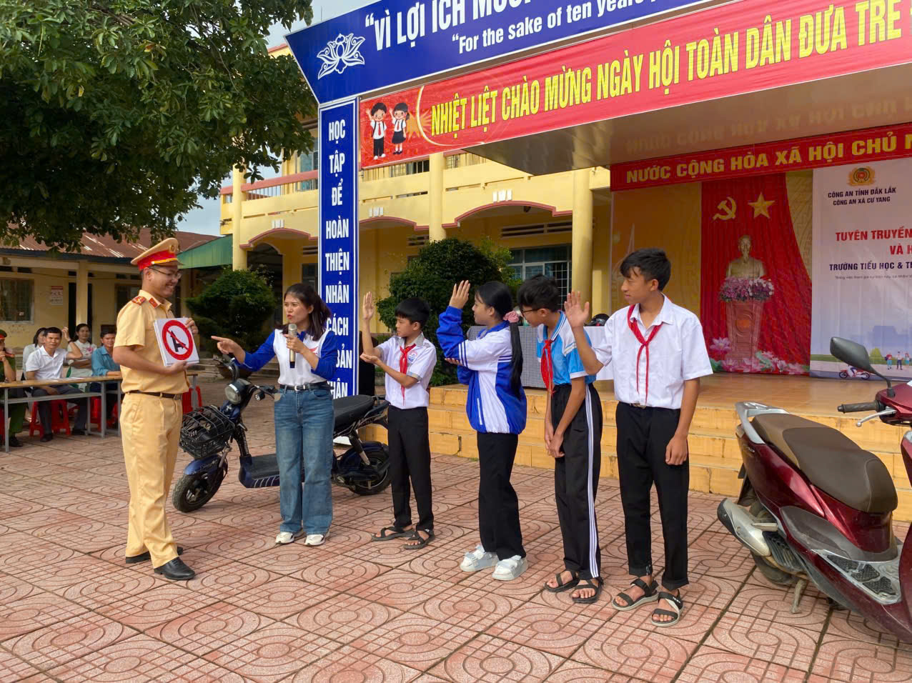 Lực lượng Cảnh sát giao thông tuyên truyền, nâng cao ý thức chấp hành quy định về an toàn giao thông cho học sinh tại trường học