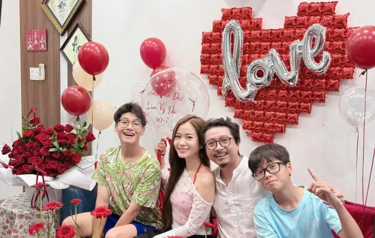 Vợ chồng diễn viên bên hai con trong dịp kỷ niệm 16 năm ngày cưới. Ảnh: Nhân vật cung cấp