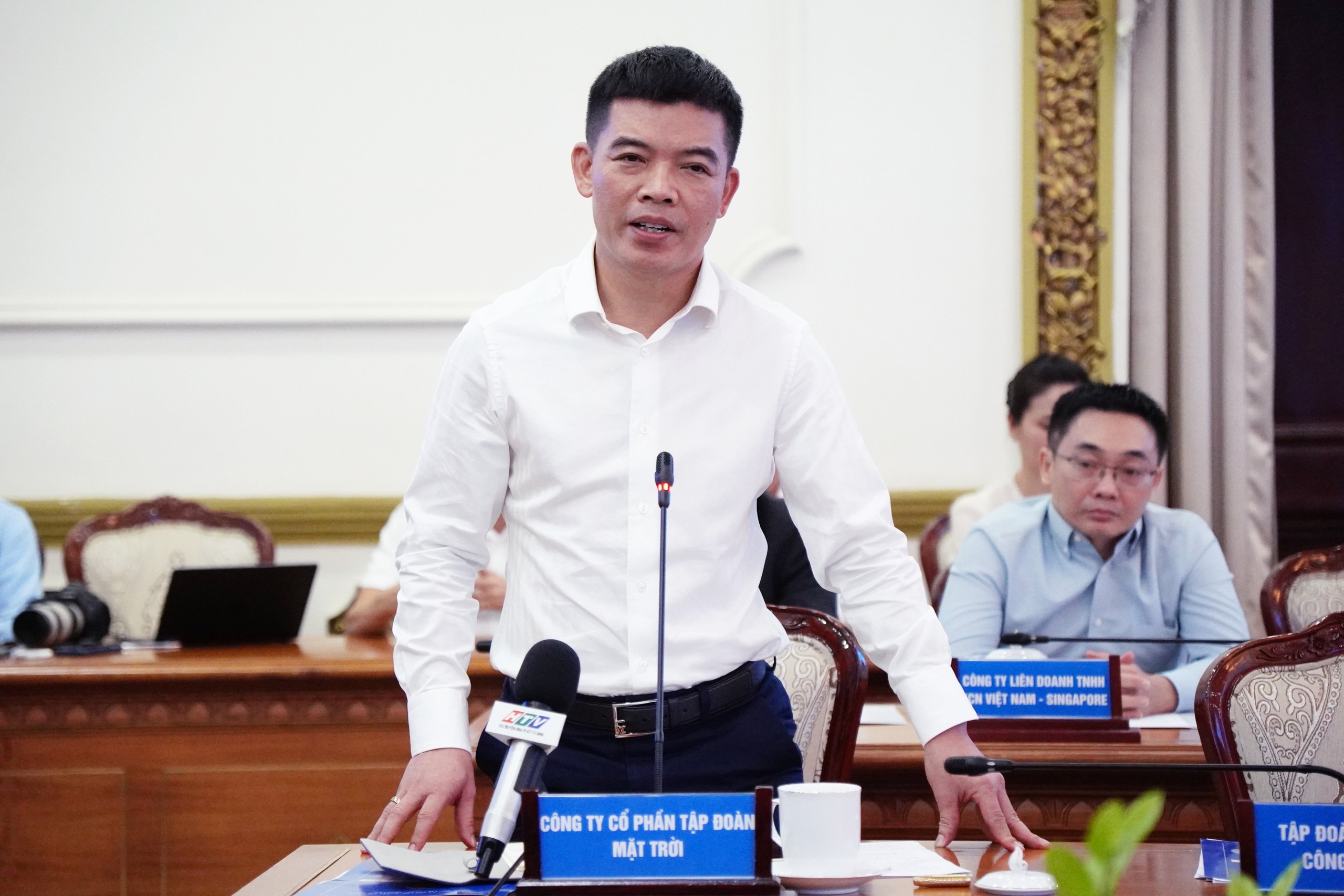 Ông Phạm Quốc Quân - đại diện Công ty cổ phần Tập đoàn Mặt Trời - phát biểu tại buổi làm việc - Ảnh: KỲ PHONG