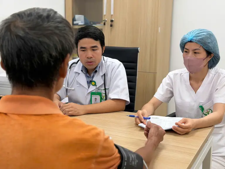Người dân đến Bệnh viện Việt Đức cơ sở Ninh Bình khám hôm 9/7. Ảnh: Lê Nga