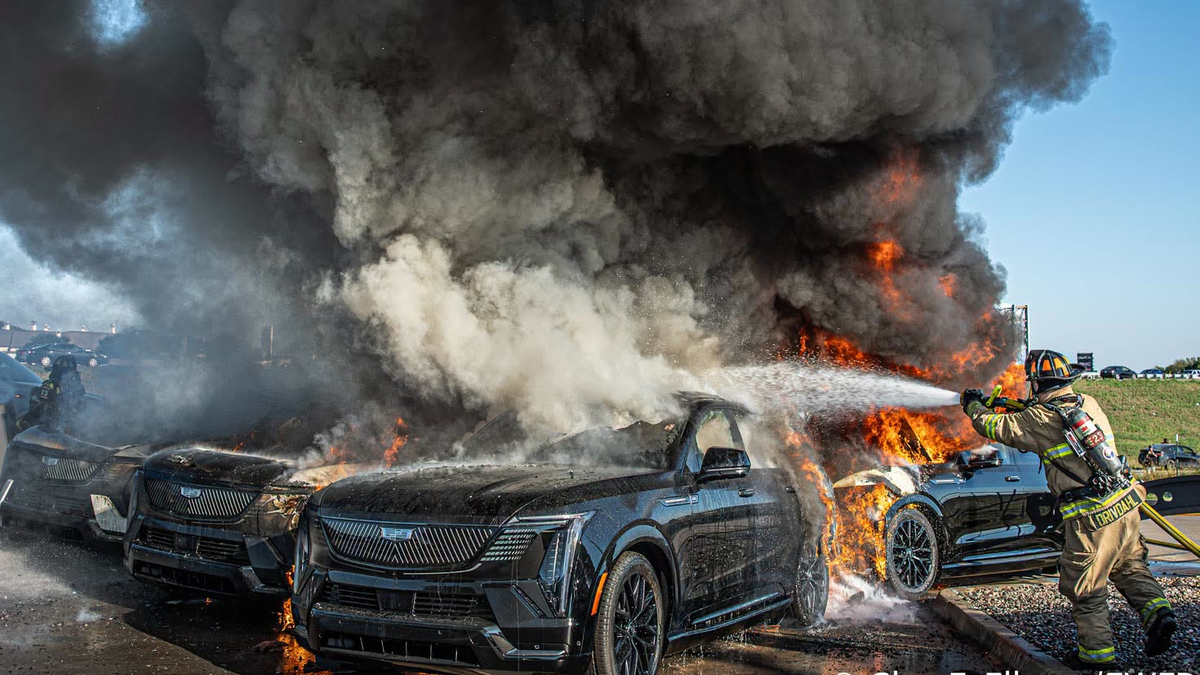 Lửa thiêu rụi 6 xe điện Cadillac trong đại lý