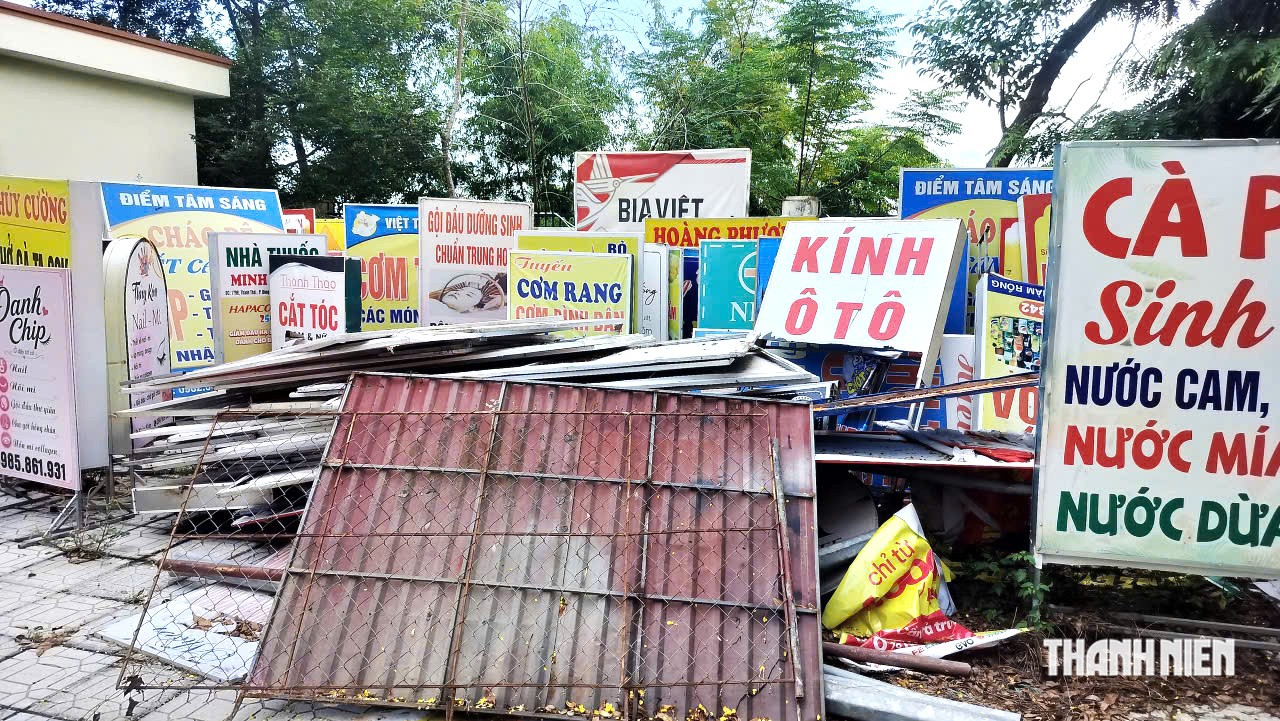 Không chỉ cây cảnh, rất nhiều loại biển quảng cáo cũng đang chất đống tại Trung tâm Cung ứng dịch vụ công P.Hàm Rồng chờ xử lý