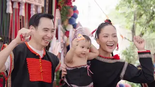 H'Hen Niê làm 81 mâm cỗ đãi tiệc thôi nôi con gái