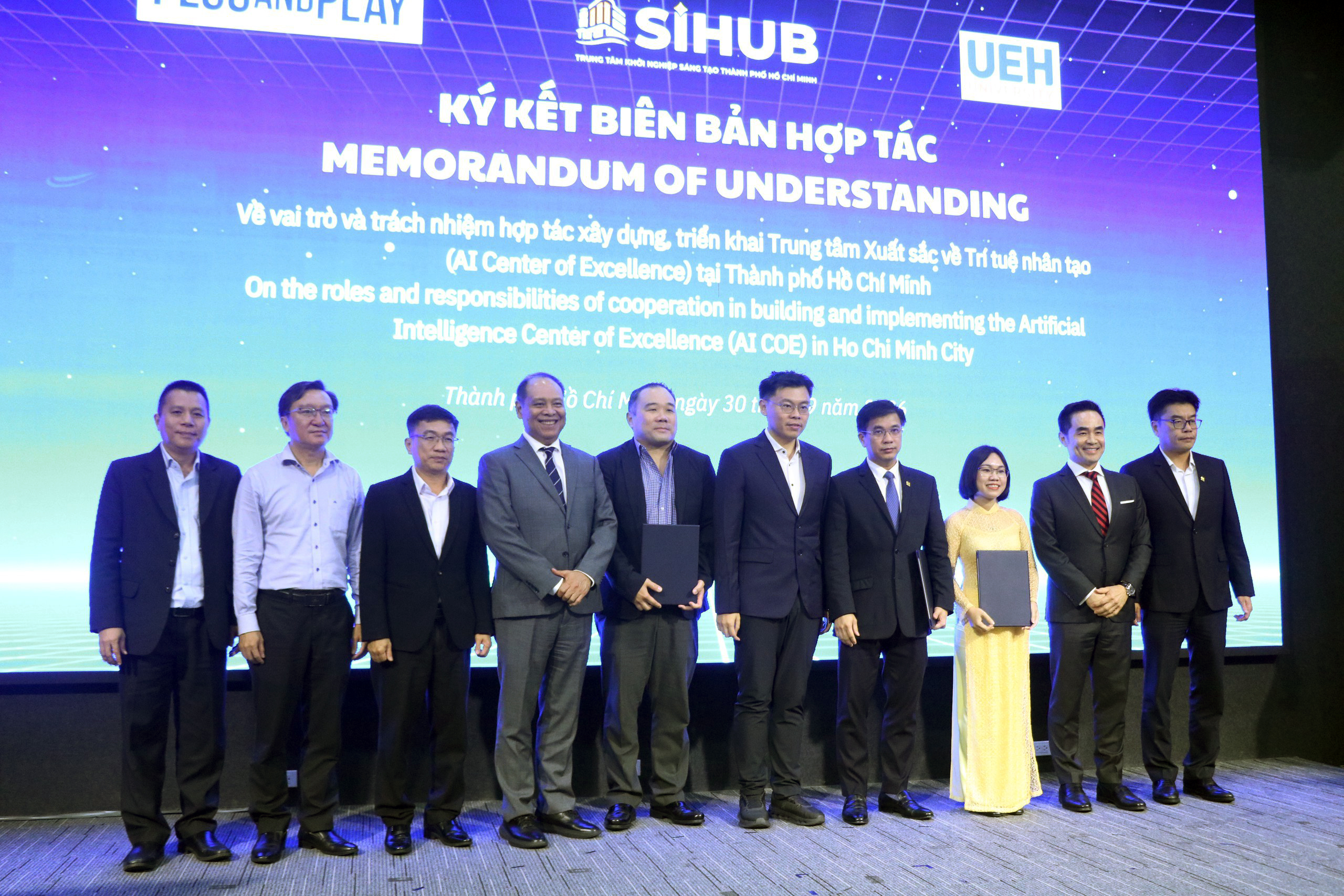 Ký kết giữa Trung tâm Khởi nghiệp sáng tạo TP.HCM, Đại học Kinh tế TP.HCM và Plug & Play - Ảnh: TRỌNG NHÂN