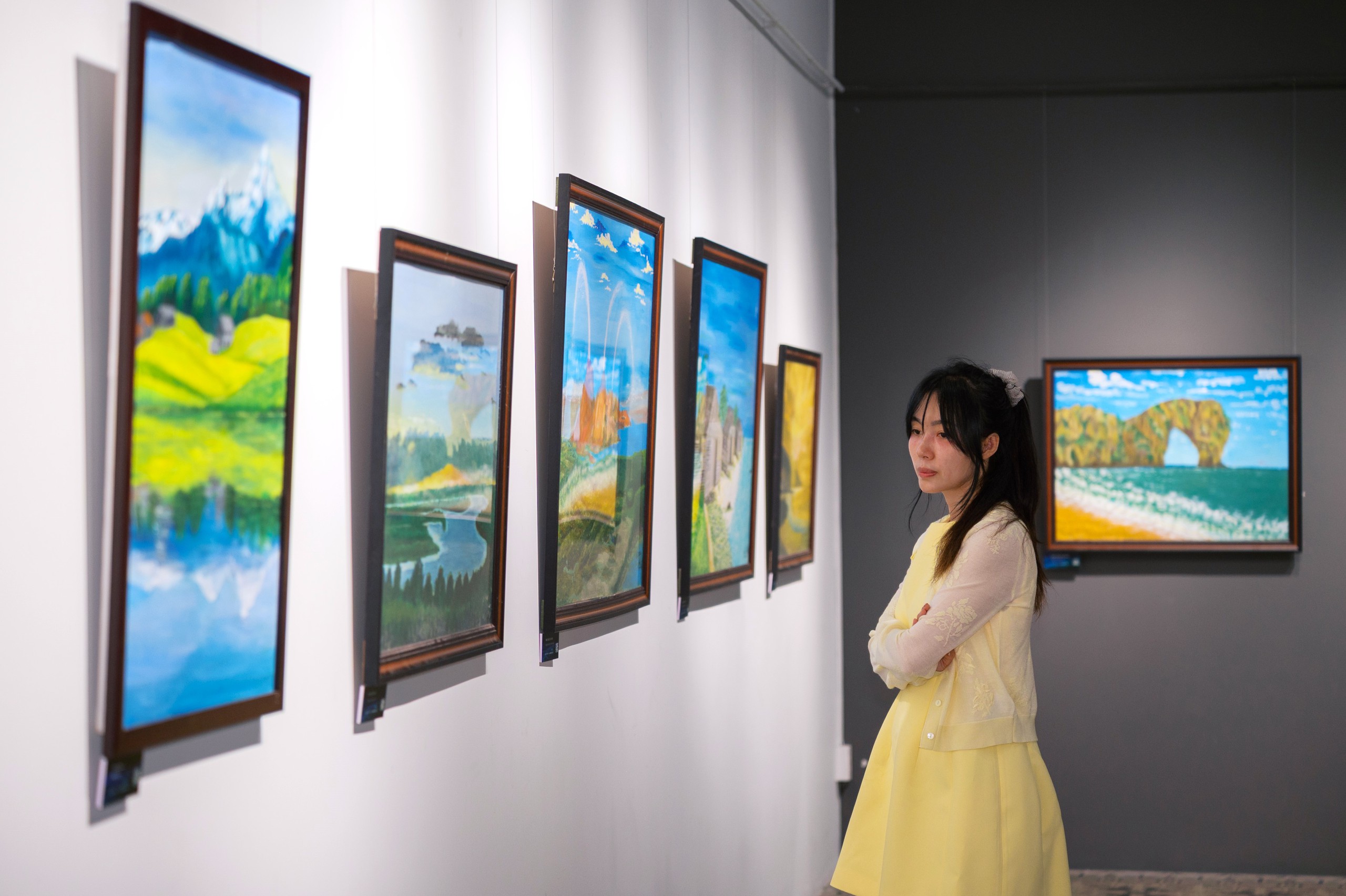 Tranh Nguyễn Lộc thường có màu sắc tươi sáng, thể hiện tình yêu thiên nhiên và mong muốn mang đến cho người xem cảm giác giàu sức sống, niềm tin.