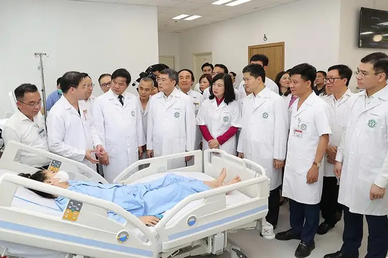 Thủ tướng Chính phủ Lê Minh Hưng và Bộ trưởng Bộ Y tế Đào Hồng Lan thăm hỏi, động viên, tặng quà người bệnh đang điều trị tại Bệnh viện Bạch Mai cơ sở Ninh Bình.