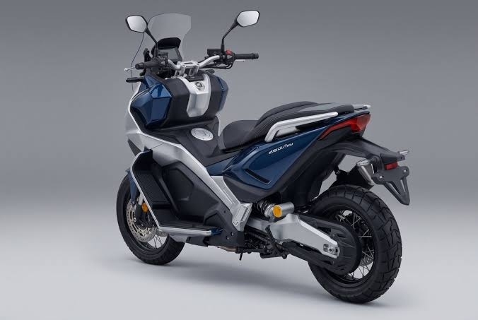 Xe trang bị hàng loạt công nghệ hiện đại bao gồm phuộc hành trình ngược, phanh đĩa hướng kính, màn hình TFT, hệ thống ABS có thể tắt mở, kiểm soát lực kéo TCS và ga tự động.