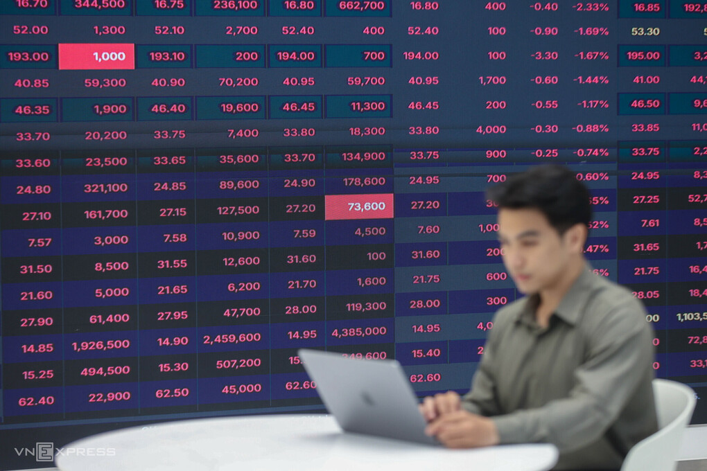 Nhà đầu tư theo dõi bảng giá chứng khoán tại một sàn giao dịch ở TP HCM, tháng 4/2026. Ảnh: Quỳnh Trần