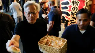 Jensen Huang phát bánh bao cho người hâm mộ ở Tokyo